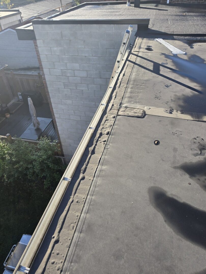 Flat roof parapet edge